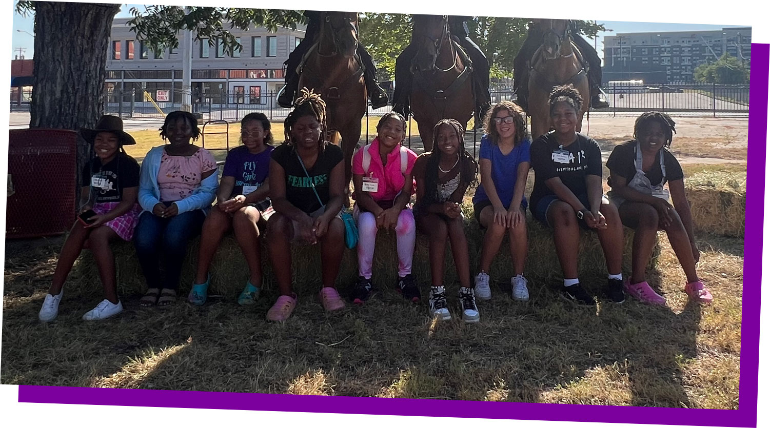La Patrulla Montada de Fort Worth posa a caballo con el grupo de jóvenes líderes para una fotografía.